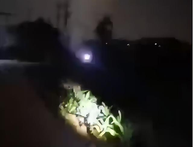重庆垫江一处天然气管道泄漏，当地连夜转移居民紧急抢修