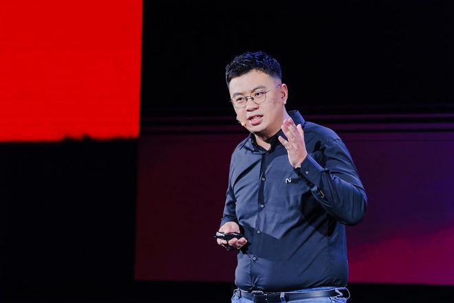 未来智能发布AI耳机新品，解码AI硬件的三重价值跃迁